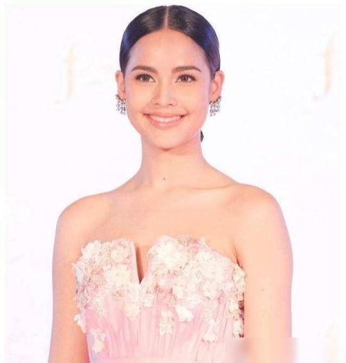 nadech 和yaya恩爱视频,Nadech与Yaya浪漫爱情视频幕后揭秘